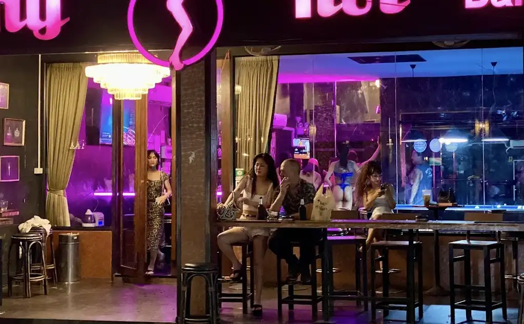Exploring the Vibe: Bars, Performances, and Crowd-Watching