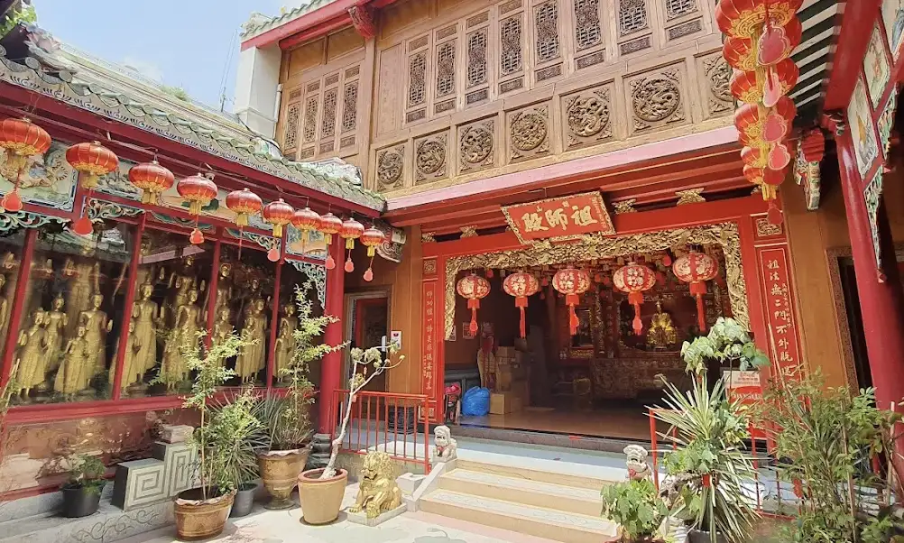 Wat Mangkon Kamalawat: A Serene Oasis in Bangkok’s Chinatown