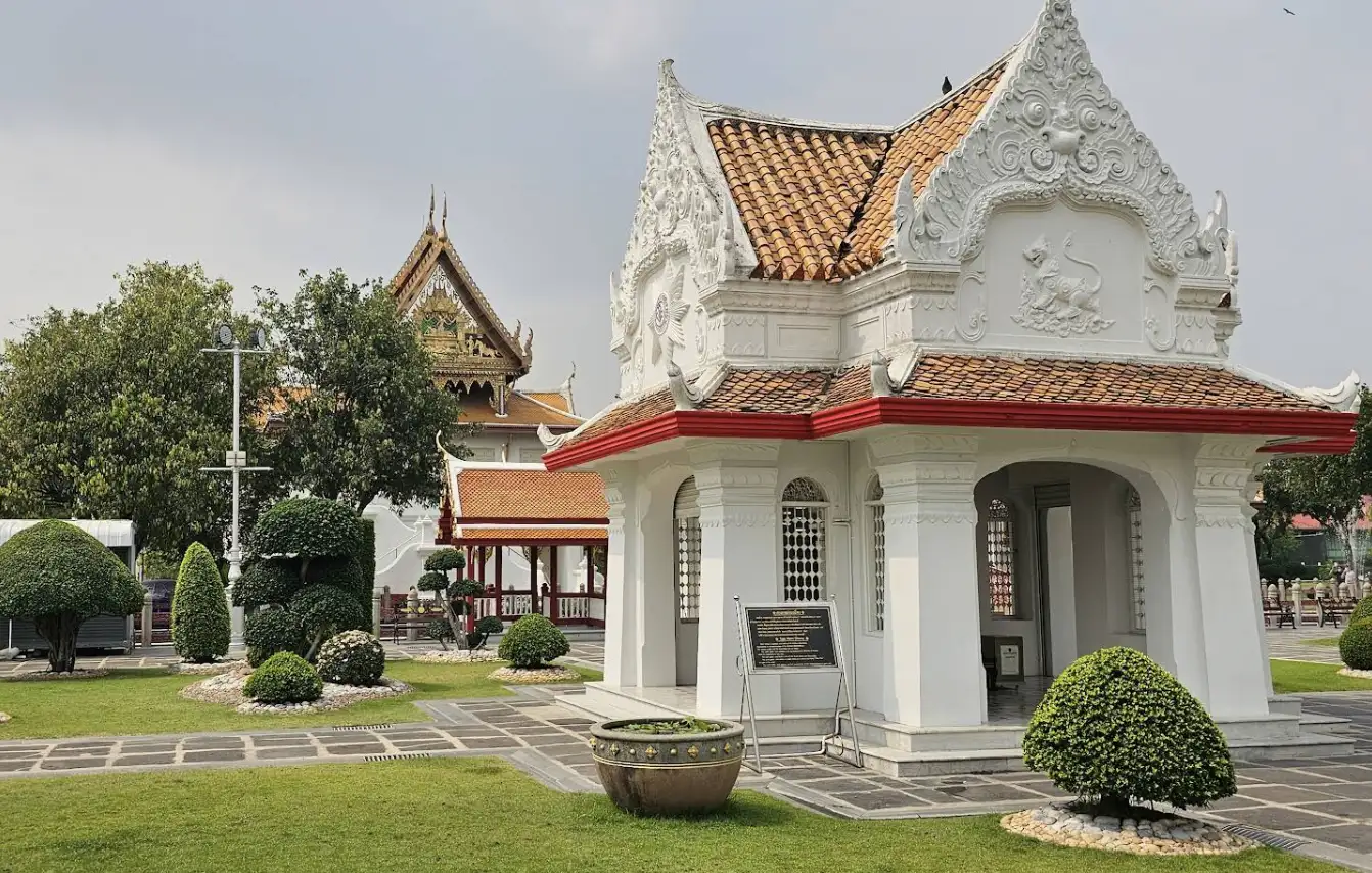 Wat Benchamabophit Review: My Journey into the Marble Temple of Bangkok
