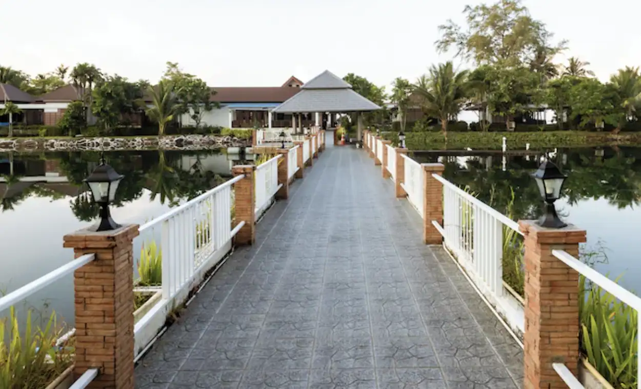 The Grounds and Amenities - A Tropical Haven