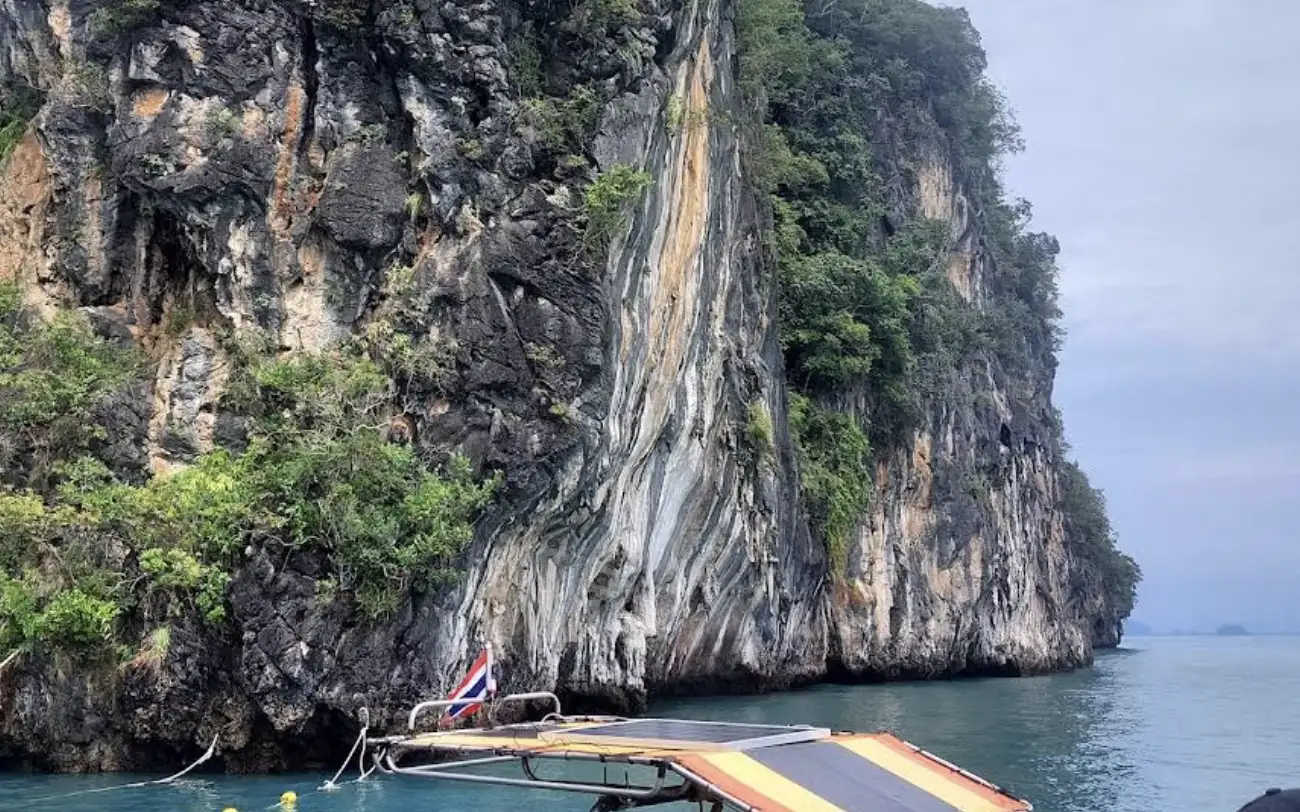 Overview of Lao Lading Island